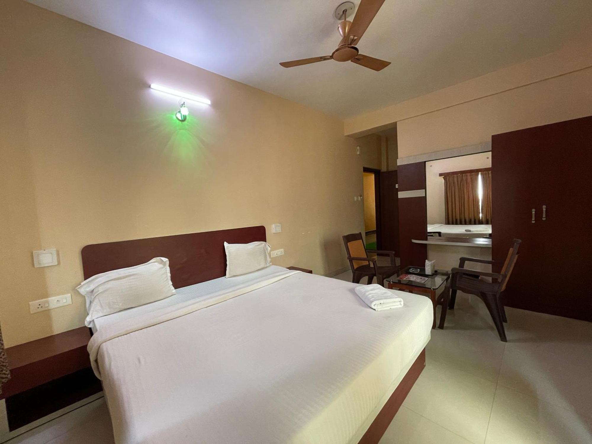 Hotel Golden Wave Puri Exterior photo